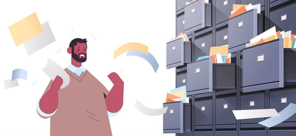 Empresário sobrecarregado procurando documentos no armário de parede de arquivamento com gavetas abertas armazenamento de arquivo de dados —  Vetores de Stock