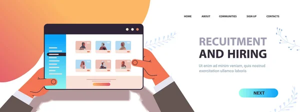 Hr manager übergibt ausgewählte arabische unternehmer bewerber auf tabletbildschirm rekrutierung und einstellung von personal — Stockvektor