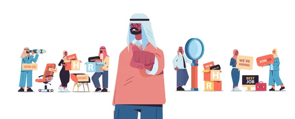 Арабські менеджери Гур вибирають претендента, який вказує пальці на вакансію камери відкритий набір людських ресурсів — стоковий вектор