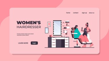 Kuaför saç ve makas kullanarak kuaför kuafördeki Afrikalı Amerikalı müşteriye saç stili yapıyor.