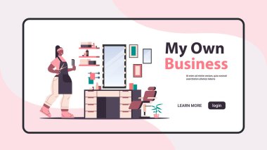 Afrika asıllı Amerikalı kuaför tarak ve makas kullanıyor güzellik salonu kendi iş konsepti yatay