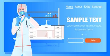 Koruyucu giysili ve maskeli doktor elinde şişe şişesi olan şırıngayla Covid-19 'a karşı savaşıyor.