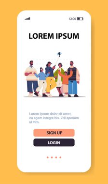 Çoklu nesil Afro-Amerikan ailesi akıllı telefon kamerasında fotoğraf çekerken selfie çubuğu kullanıyor.