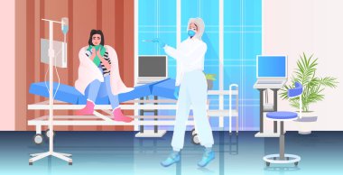 Maskeli kadın doktor, hastane yatağında yatan PCR teşhisi yapan kadından koronavirüs örneği almak için örnek alıyor.