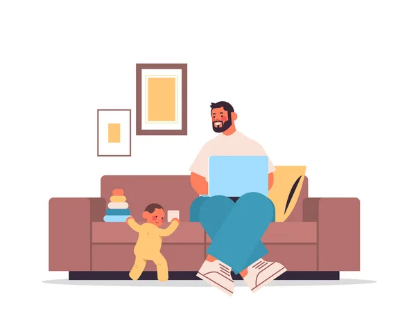 Молодой отец играет с маленьким сыном и с помощью концепции отцовства ноутбука папа проводит время со своим ребенком — стоковый вектор
