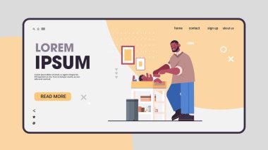 Baba, çocuk bezi değiştiriyor. Babalık kavramı. Baba, bebeğiyle vakit geçiriyor.