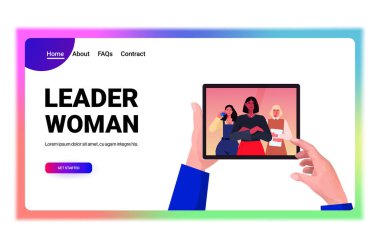 Video çağrıları sırasında yarış işkadını liderleriyle tartışmak için tablet bilgisayar kullanan işadamları