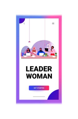 Irkçı iş kadınlarının birlikte çalıştığı başarılı iş kadınlarının takım liderliği kavramını karıştır