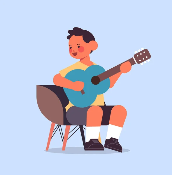 Маленький хлопчик грає концепцію гітарного дитинства повна довжина — стоковий вектор
