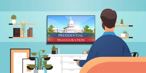 Muž sledování televize s Capitol Bílý dům budova USA prezidentské inaugurace den oslavy koncept — Stockový vektor