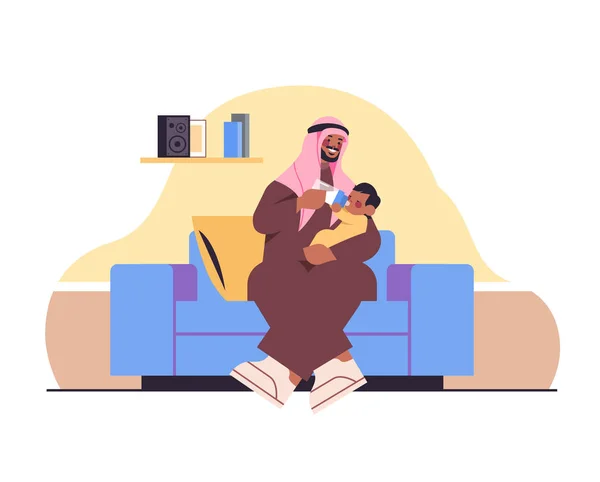 Arabo padre alimentazione piccolo figlio con latte bottiglia paternità genitorialità concetto papà trascorrere del tempo con il bambino a casa — Vettoriale Stock