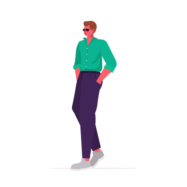 Hombre joven en ropa casual de moda personaje de dibujos animados masculino de pie pose — Vector de stock