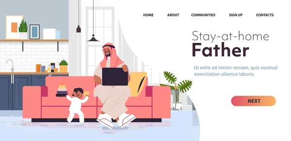 Père arabe jouer avec le petit fils et en utilisant le concept parental de paternité ordinateur portable — Image vectorielle