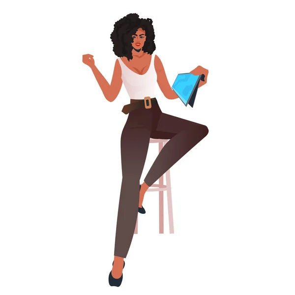 Exitosa mujer de negocios afroamericana utilizando tableta PC concepto de comunicación en línea — Archivo Imágenes Vectoriales