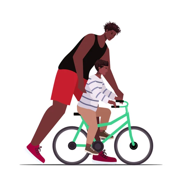 Africký americký otec učí malého syna jezdit na kole rodičovství koncept táta tráví čas s dítětem — Stockový vektor