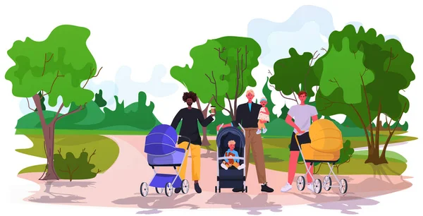 Misturar raça pais andando ao ar livre com bebês recém-nascidos em carrinhos paternidade conceito parentalidade —  Vetores de Stock