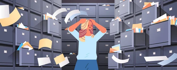Mujer de negocios sobrecargado de trabajo que busca documentos en archivar gabinete de pared con cajones abiertos almacenamiento de archivos de datos — Archivo Imágenes Vectoriales