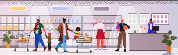 Blanda ras fäder och barn som köper livsmedel i snabbköpet faderskap föräldraskap shopping koncept — Stock vektor