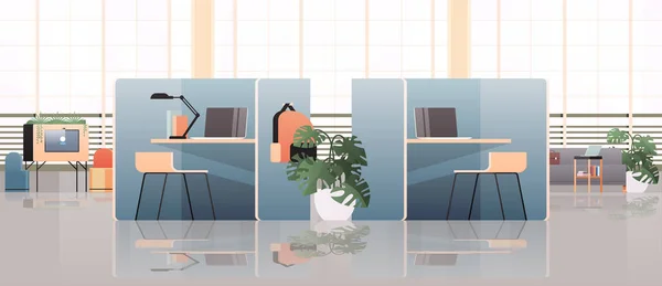 Munkahely laptopokkal az üres coworking center modern irodaterem belső tér nyitott tér bútorokkal — Stock Vector