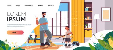 Baba oğul birlikte oturma odasını temizliyor. Ebeveynlik dostu aile kavramı.