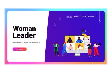 İş kadınları çevrimiçi konferans yapıyor yarış işi kadınları video görüşmesi sırasında tartışıyor