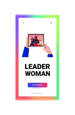 Video çağrıları sırasında yarış işkadını liderleriyle tartışmak için tablet bilgisayar kullanan işadamları