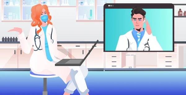 Žena lékař v masce diskutovat s kolegou v okně webového prohlížeče během videohovoru on-line konzultace — Stockový vektor