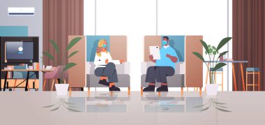 Yaratıcı iş birliği merkezi iş birliği konseptinde çalışan ırk işadamlarını karıştırın ve iletişim kurun