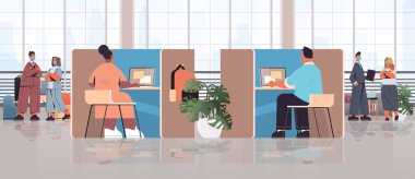 Maskeli ırk işadamlarının iş ortaklığı toplantılarında birlikte çalışmalarını ve konuşmalarını karıştır.