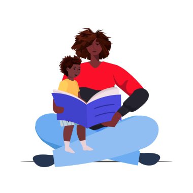 Afrikalı Amerikalı baba, küçük oğluyla kitap okuyor. Babalık kavramı. Baba, çocukla vakit geçiriyor.