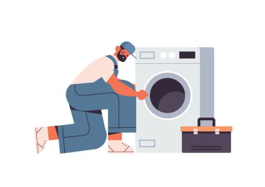 Üniformalı profesyonel tesisatçı çamaşır makinesi tamir servisi konseptini tamir ediyor.