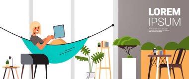 Printwoman serbest yazar Coronavirus karantinası sırasında evde çalışan dizüstü bilgisayar kullanıyor.