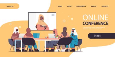 Arap doktorlardan oluşan bir ekip, kadın Müslüman doktor tıp konseptiyle video konferansı yapıyor.