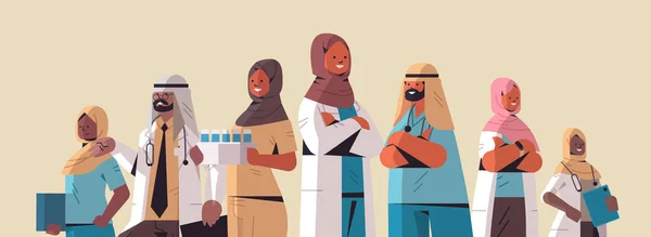 Tim Arab profesional medis arab dokter berseragam berdiri bersama obat-obatan kesehatan - Stok Vektor