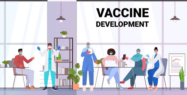 Lekarze w maskach szczepienia pacjentów rasy mix do walki z koncepcją rozwoju szczepionek koronawirusowych — Wektor stockowy