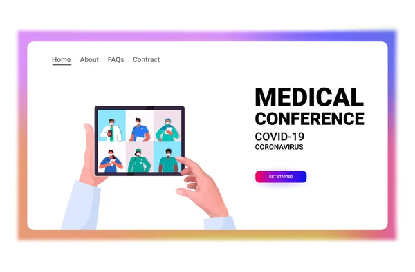 Médecin discutant avec des collègues de course mixte lors d'une vidéoconférence sur tablette conférence médicale en ligne — Image vectorielle