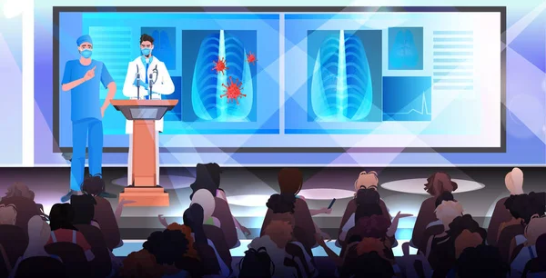 Manliga läkare i masker hålla tal i tribun med mikrofon kamp mot coronavirus medicinsk konferens — Stock vektor