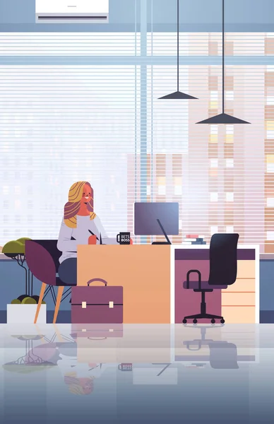 年轻的女商人坐在工作场所，使用在办公室工作的女计算机商人 — 图库矢量图片