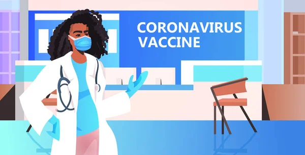 Afrykański lekarz w masce stojący w korytarzu szpitalnym, szczepionka przeciw koronawirusowi, walcząca z covid-19 — Wektor stockowy
