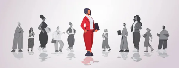 Líder de la mujer de negocios de pie frente a los empresarios concepto de competencia empresarial de liderazgo de grupo — Archivo Imágenes Vectoriales