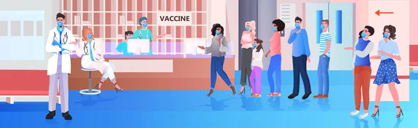 Campuran ras pasien berdiri di vaksinasi menunggu baris suntikan vaksin coronavirus melawan covid-19 - Stok Vektor