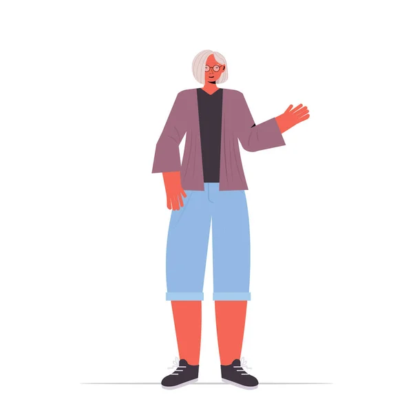 Vieille femme dans casual vêtements tendance senior personnage de bande dessinée femme debout pose grise chevelue grand-mère — Image vectorielle