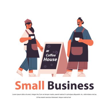 Üniformalı bir kadın kafeteryada garsonluk yapıyor. Kahve servisi yapıyor.