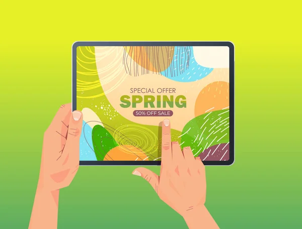 Menselijke handen met behulp van tablet pc met lente verkoop banner flyer of wenskaart op scherm horizontaal — Stockvector