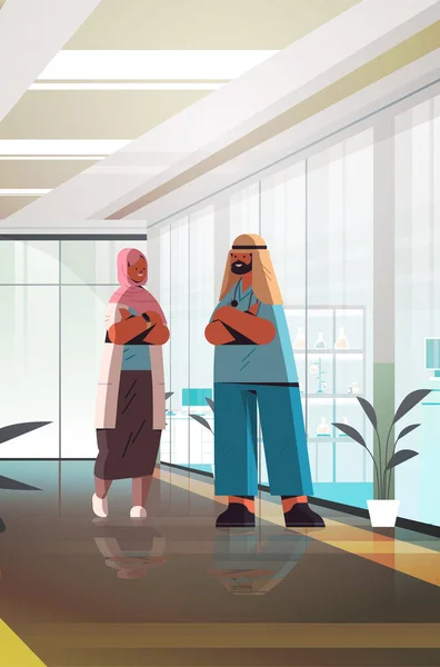 Arabic medici coppia in uniforme in piedi insieme uomo donna medici professionisti discutendo durante l'incontro — Vettoriale Stock