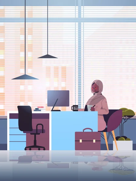 Nero musulmano donna d'affari seduto sul posto di lavoro e utilizzando computer arabo donna d'affari che lavorano in ufficio — Vettoriale Stock