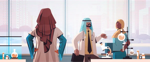Equipo de médicos árabes en uniforme discutiendo durante la reunión en el hospital de medicina de laboratorio de salud — Vector de stock