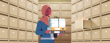Arap iş kadını, karton kutu ve dokümanları açık çekmece veri arşivi depolama dolabında tutuyor.