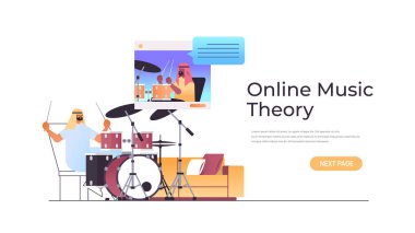 İnternet tarayıcı penceresinde Arapça öğretmeniyle video dersleri izlerken bateri çalan Arap adam çevrimiçi müzik teorisi