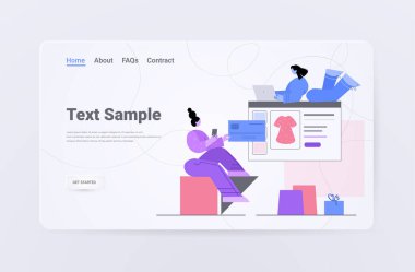 Kredi kartı kullanan kadınlar çevrimiçi alışveriş kavramını tam yatay olarak kullanıyorlar